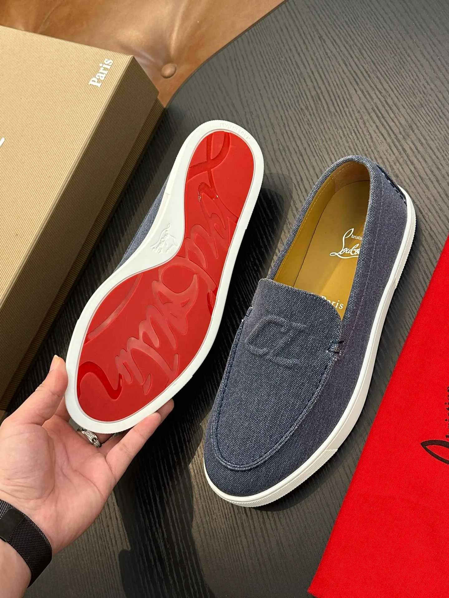 P760💰Christian Louboutin (red-soled shoes) Italian men’s casual sneakers are shipped! Each pair of shoes from this Italian handmade shoe brand has a simple and classic design, which is very comfortable and versatile! The upper fabric of this shoe is made of imported cowhide, with high-end and comfortable cowhide lining! The outsole is made of original rubber bottom sheets and is lined with cowhide! Brand-specific molded footbed, exclusive private mold control! Original box packaging, with shoe storage bag! 39 40 41 42 43 44 (38 45 46 customized)